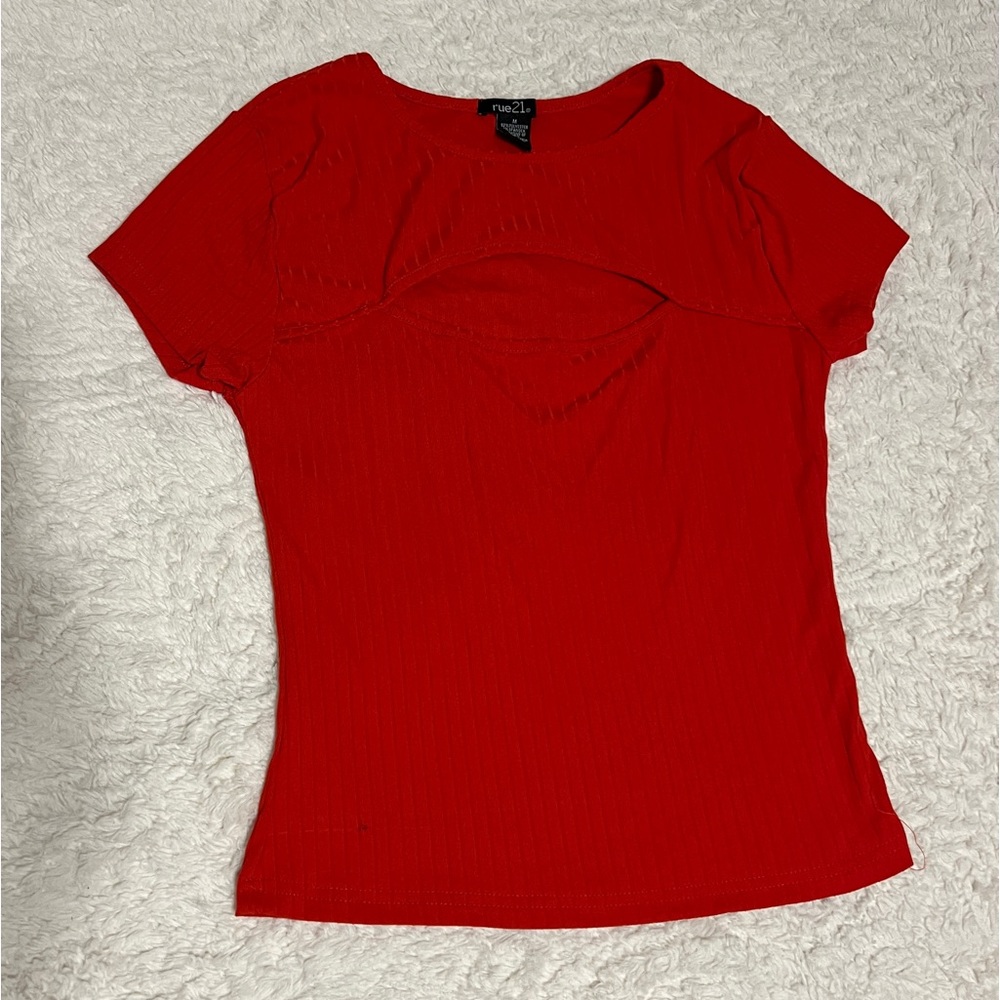 Red keyhole top